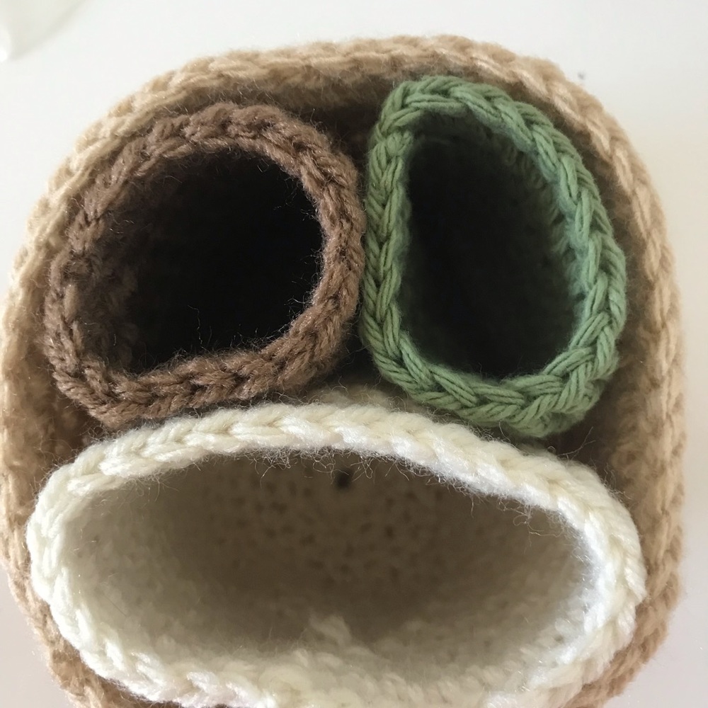 What’s this? It is crochet four round shaped thing.